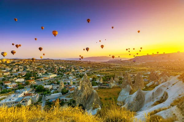 Luchtballonnen boven Cappadocië — Stockfoto