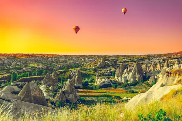 Globos de aire caliente sobre Capadocia — Foto de Stock