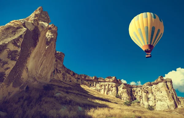 Hete luchtballon over Cappadocië — Stockfoto