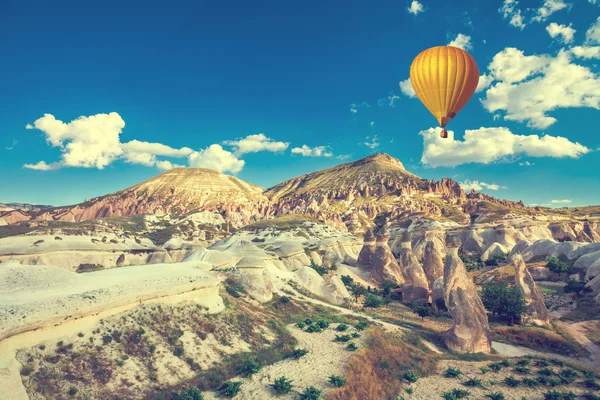 Globo de aire caliente sobre Capadocia — Foto de Stock