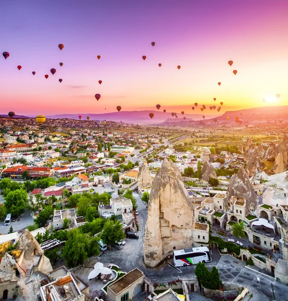 Balony na ogrzane powietrze nad Kapadocją — Zdjęcie stockowe