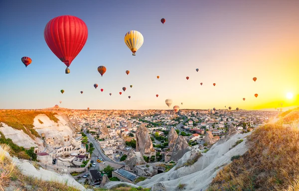 Balony na ogrzane powietrze nad Kapadocją — Zdjęcie stockowe