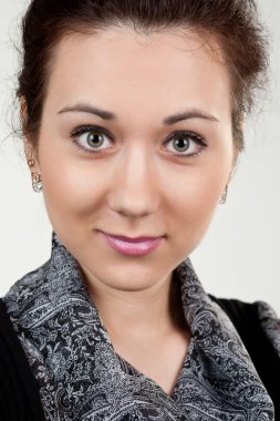 beyaz zemin üzerinde genç güzel kadın