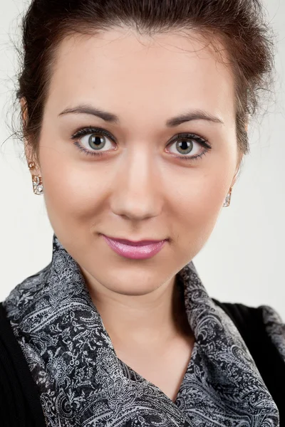 beyaz zemin üzerinde genç güzel kadın