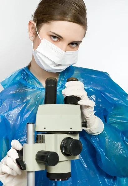 Ragazza che guarda attraverso un microscopio — Foto Stock