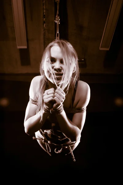 Bella ragazza bionda legato con corda — Foto Stock