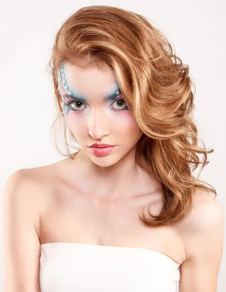 Bella donna bruna in trucco carnevale — Foto Stock