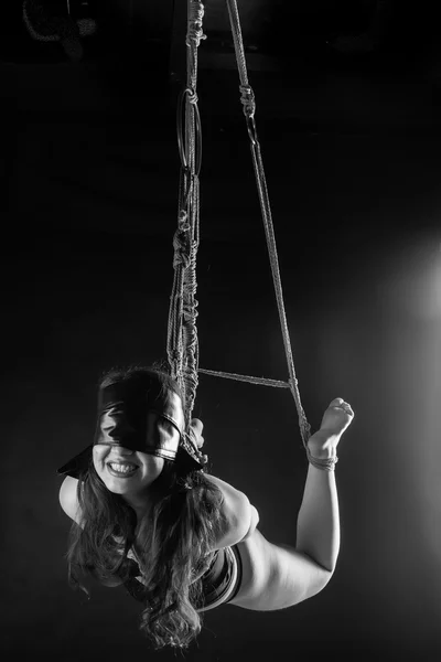 Belle femme attachée avec une corde — Photo