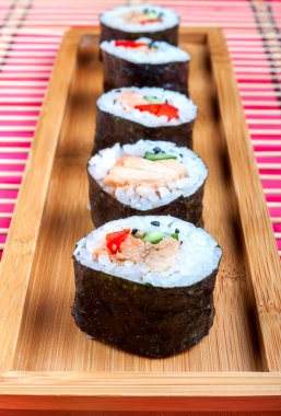 suşi ahşap tabak ve bambu mat