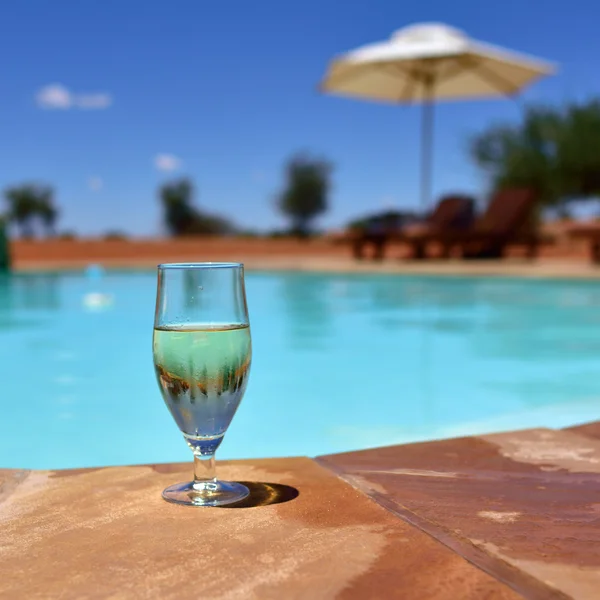 Copo de vinho perto da piscina — Fotografia de Stock