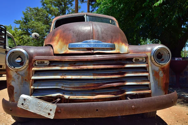 Terk edilmiş eski Chevrolet araba — Stok fotoğraf