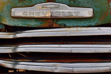 Terk edilmiş eski Chevrolet araba