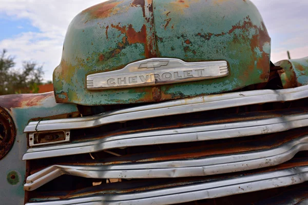 Elhagyott régi Chevrolet autó — Stock Fotó
