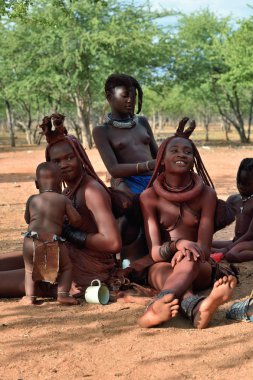 Himba kadınları çocuklu, Namibya 