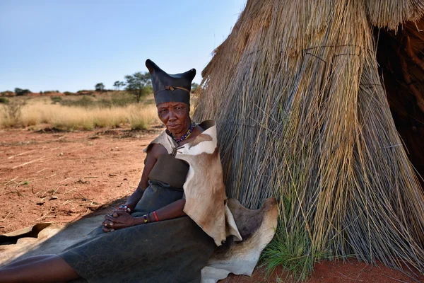 Portrét staré Křovijaté ženy, Namibie — Stock fotografie