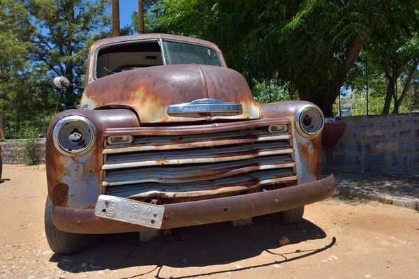 Заброшенный старый автомобиль Chevrolet — стоковое фото