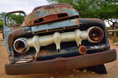 Terk edilmiş eski Ford araba