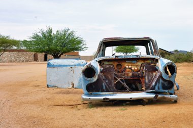 terk edilmiş eski bir araba