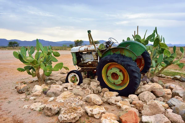 Заброшенный старый трактор Фордсона — стоковое фото