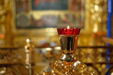 Kilisede simgesi lamba