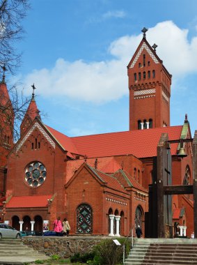 Bağımsızlık Meydanı Minsk'kırmızı St. Simon ve Helen Kilisesi