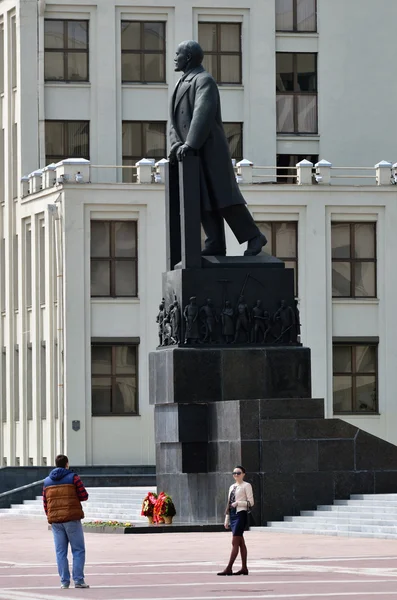 Minsk, Bielorrússia, Estátua de Lenine perto do edifício do parlamento — Fotografia de Stock