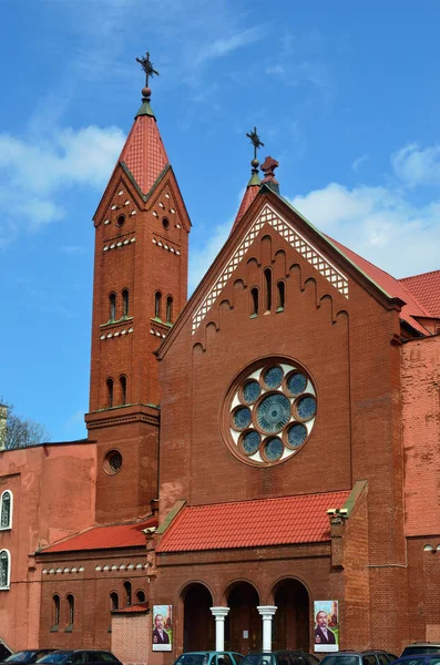 Bağımsızlık Meydanı Minsk'kırmızı St. Simon ve Helen Kilisesi