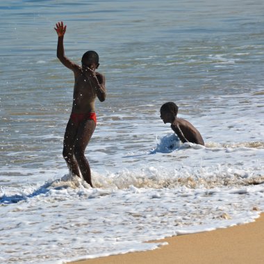 Çocuk sahilde Swakopmund, Namibya 