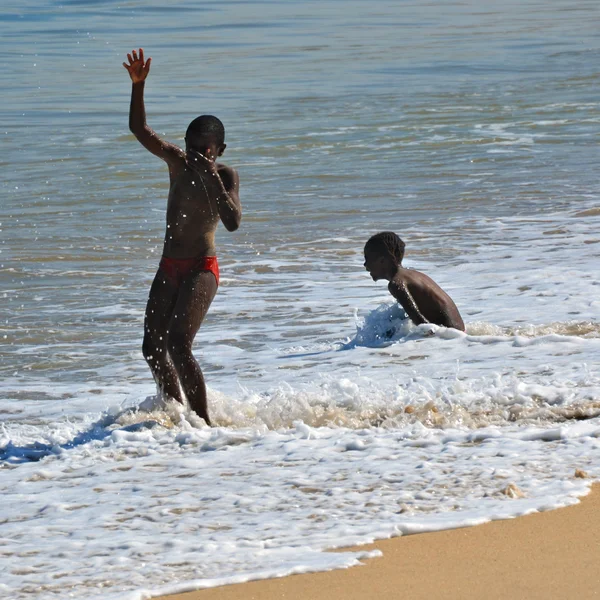 Kinder am Strand in swakopmund, namibia — Stockfoto