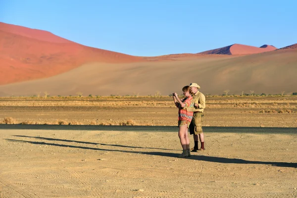 Turisták Namib-Naukluft nemzeti parkban, Namíbia, Afrika — Stock Fotó