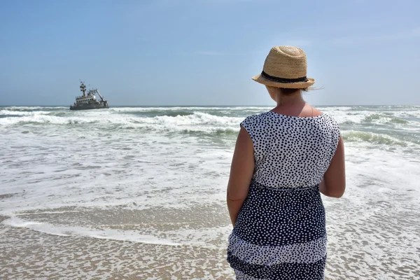 Woman on the ocean coast — Stok fotoğraf