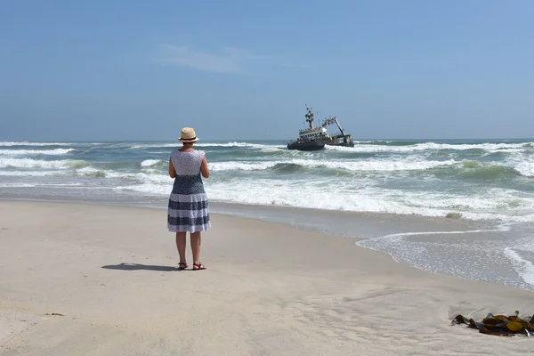 Mulher na costa oceânica — Fotografia de Stock