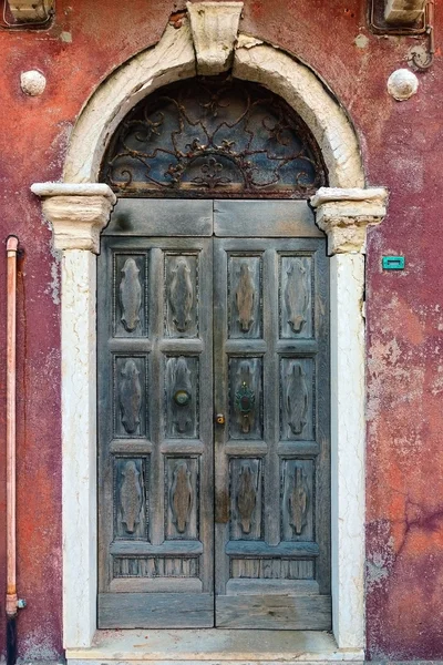 Венеция, старая деревянная дверь — стоковое фото