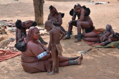 Himba kadınları çocuklu, Namibya 
