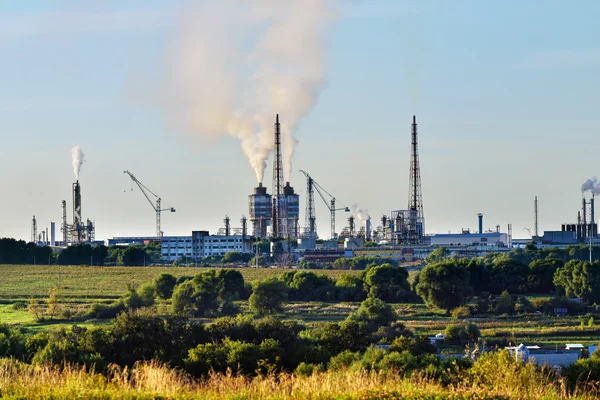 Industriële landschap met chemische fabriek — Stockfoto