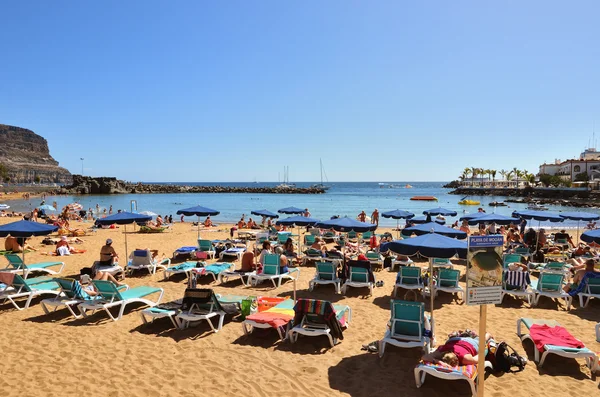 Publiczna plaża w Puerto de Mogan. Hiszpania — Zdjęcie stockowe