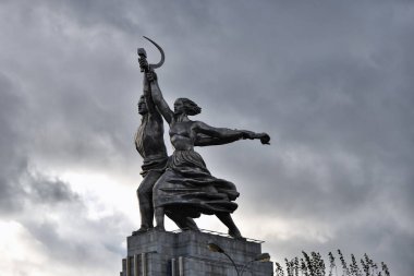 Moskova, Rusya - 23 Ekim 2020: İşçi ve Kolhoz Kadın. Rabochiy i Kolkhoznitsa heykeli aslında Paris 'teki Dünya Fuarı' nın Sovyet pavyonunu taçlandırmak için yapılmıştır. 1937. Heykeltıraş Mukhina