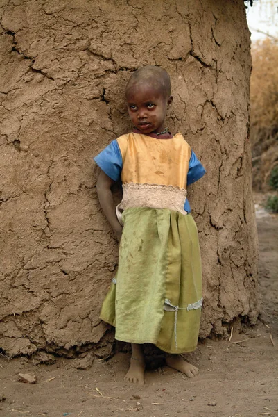 2010年8月23日ケニアのマサイ ケニアの有名な国立保護区の一つであるマサイ マラに シンプルで汚れた服を着たマサイ族の未確認のケニア人少女がいます — ストック写真