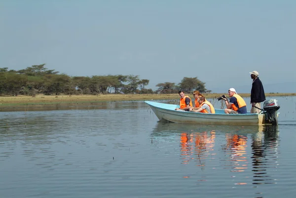 肯尼亚奈瓦沙 2010年8月19日 乘坐救生衣的游客在奈瓦沙湖的短途旅行中拍照 — 图库照片