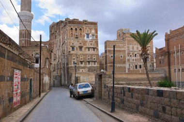 Sanaa, Yemen - 6 Mart 2010: Eski Sanaa şehrinde tipik bir cadde. 2.200 m yükseklikte 2.500 yıldan uzun bir süre yaşayan Eski Sanaa Şehri, UNESCO 'nun Dünya Mirası Şehri' dir.. 