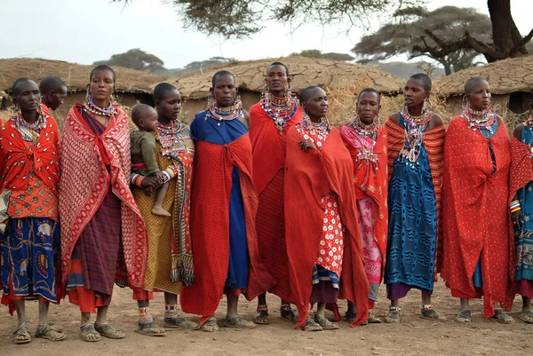 Masai Mara Kenia Sierpnia 2010 Grupa Niezidentyfikowanych Afrykańskich Kobiet Plemienia — Zdjęcie stockowe