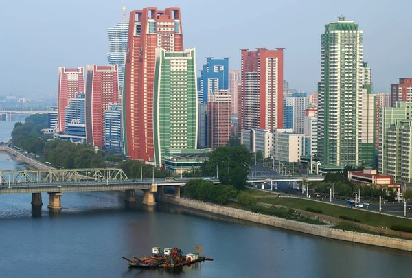 朝鲜平壤 2019年5月3日 新住宅区和朝鲜首都台东河的空中景观 从扬加多岛看风景 — 图库照片