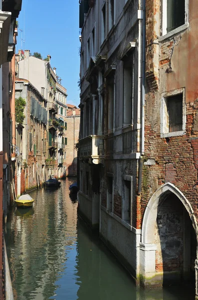 Venedik Talya Kanal Cephe Tekneler Dünyanın Dört Bir Yanından Gelen — Stok fotoğraf