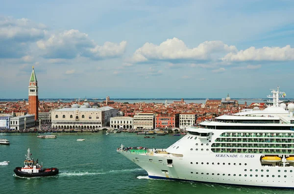 Venezia Italia Settembre 2014 Nave Crociera Serenade Seas Attraversa Laguna — Foto Stock