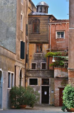  Venedik. İtalya - 22 Eylül 2014: Venedik 'teki Yahudi Mahallesi' nde Kanton Sinagogu, ikinci en eski Venedik Sinagogu (1532). Getto Nuovo meydanından görülen sinagog binası.