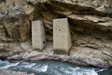 Argun Nehri 'ndeki Ushkaloye kuleleri. Çeçenistan Cumhuriyeti. - Rusya. Kafkaslar. İtum-Kalinsky Bölgesi 'ndeki kültürel miras anıtları. XI yüzyılın gözetleme kuleleri