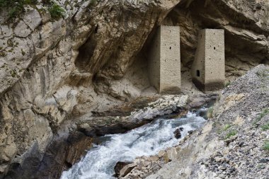 Argun Nehri 'ndeki Ushkaloye kuleleri. Çeçenistan Cumhuriyeti. - Rusya. Kafkaslar. İtum-Kalinsky Bölgesi 'ndeki kültürel miras anıtları. XI yüzyılın gözetleme kuleleri