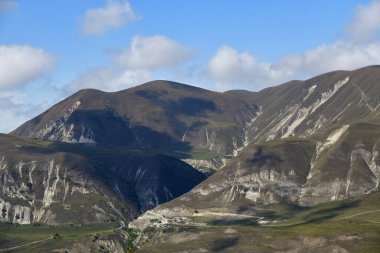 Rusya, Çeçenistan 'daki Kafkasya alp çayırı ve dağ manzarası. Çeçen Cumhuriyeti 'nin Vedeno ilçesi