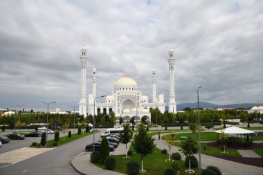Shali, Çeçenistan Cumhuriyeti, Rusya - 10 Eylül 2021: Beyaz Cami. Peygamber Muhammed 'in 