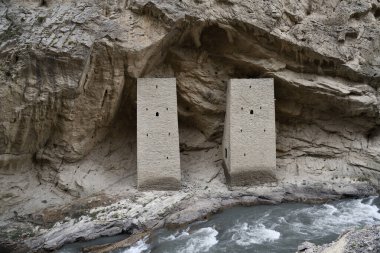 Argun Nehri 'ndeki Ushkaloye kuleleri. Çeçenistan Cumhuriyeti. - Rusya. Kafkaslar. İtum-Kalinsky Bölgesi 'ndeki kültürel miras anıtları. XI yüzyılın gözetleme kuleleri